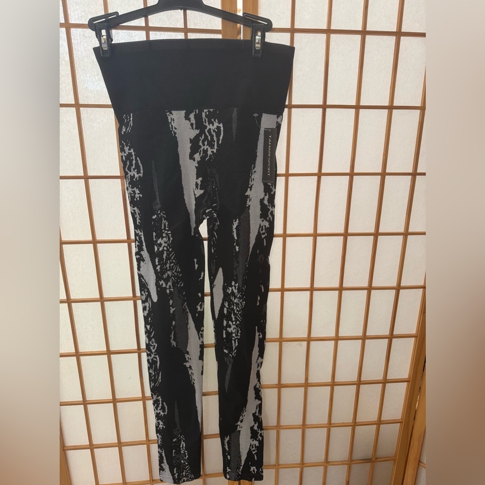 NWT Tahari Sport Black & White Leggings Size S/M